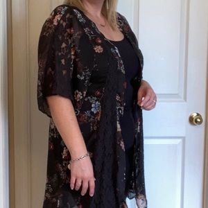 American Eagle Kimono, black with floral L/XL